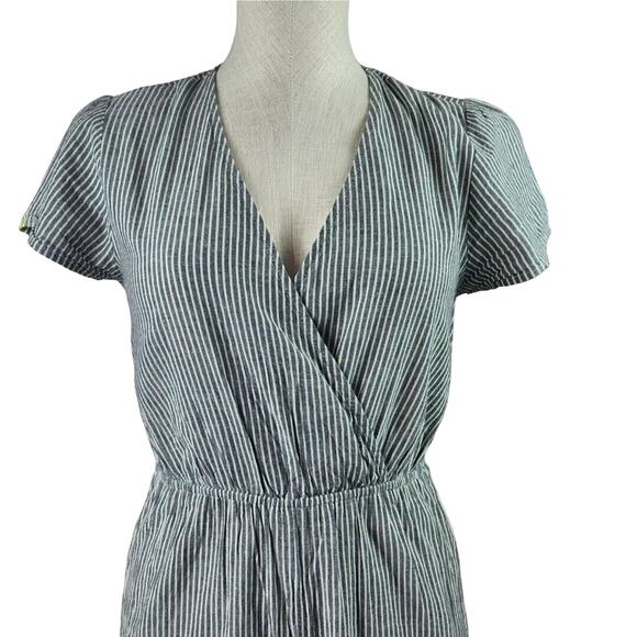Express Gray Mini The V-neckline wide-leg Cropped Jumpsuit Romper Striped Sz Lg - Picture 2 of 9